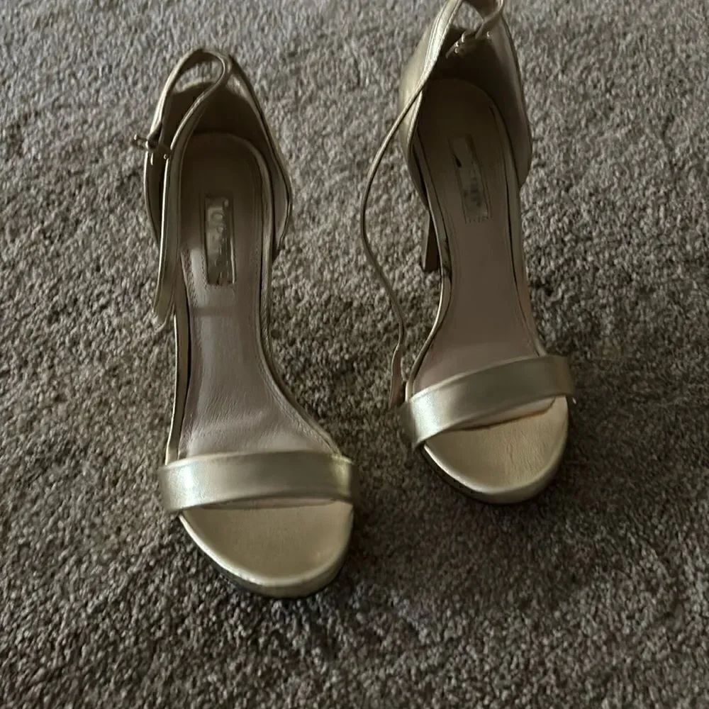 Top Shop gold metallic strappy heels EUC size 9
